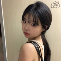 7k  亮臉蛋絲襪美腿 身材纖細  技術不錯 很敢玩  女上男下